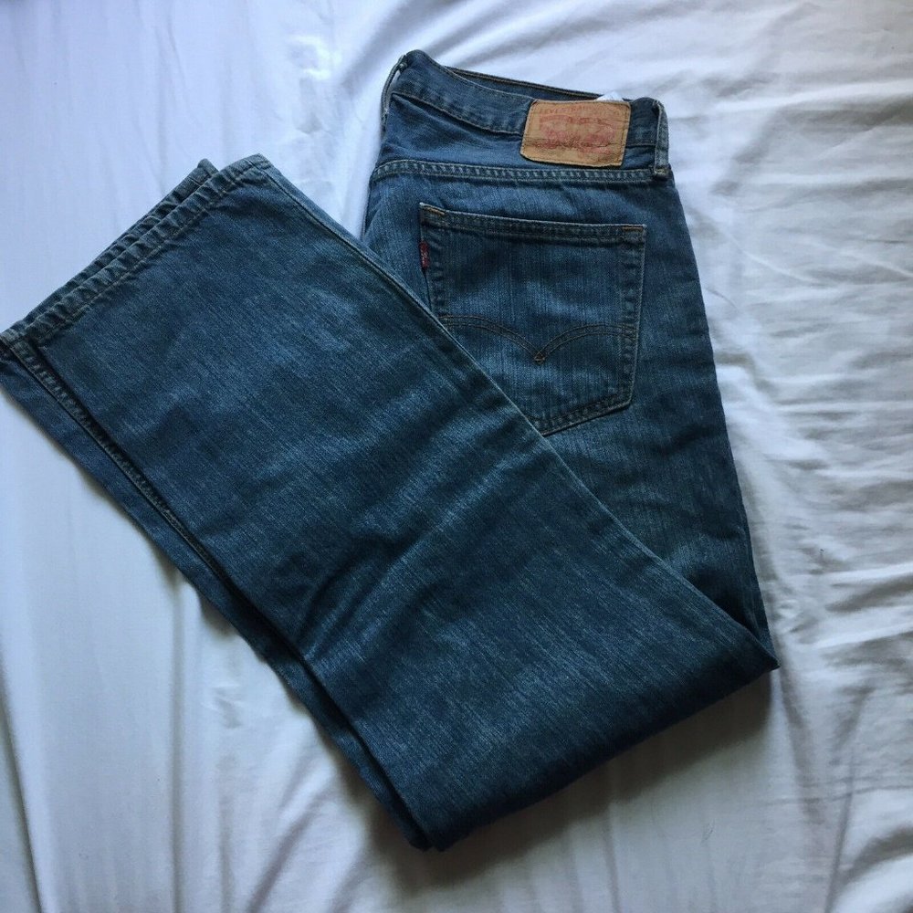 CLASSIC Pair of medium wash Levis
